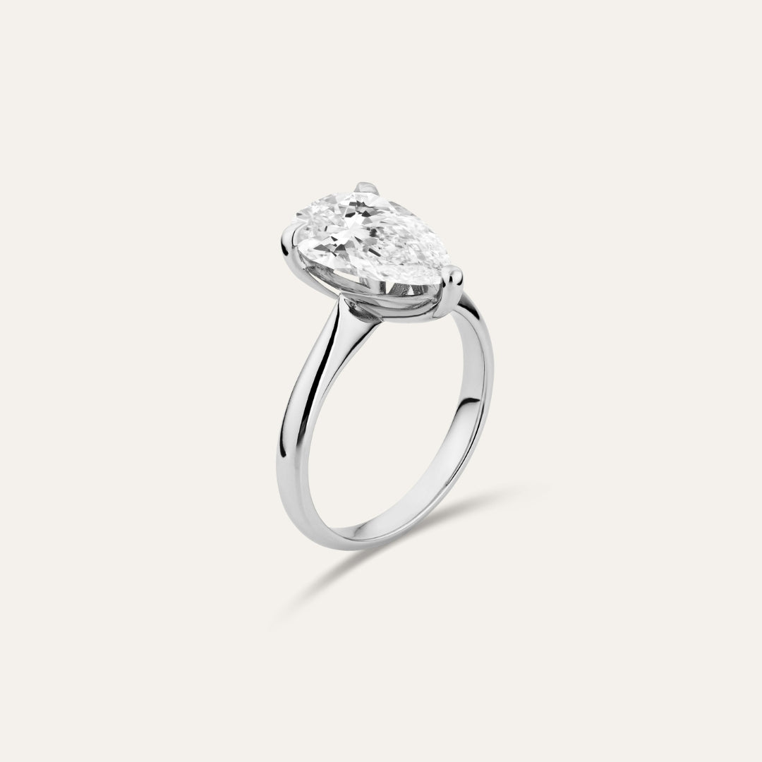 Classic pear-shaped engagement ring (4.03 ct)