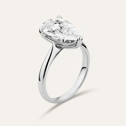 Classic pear-shaped engagement ring (4.03 ct)